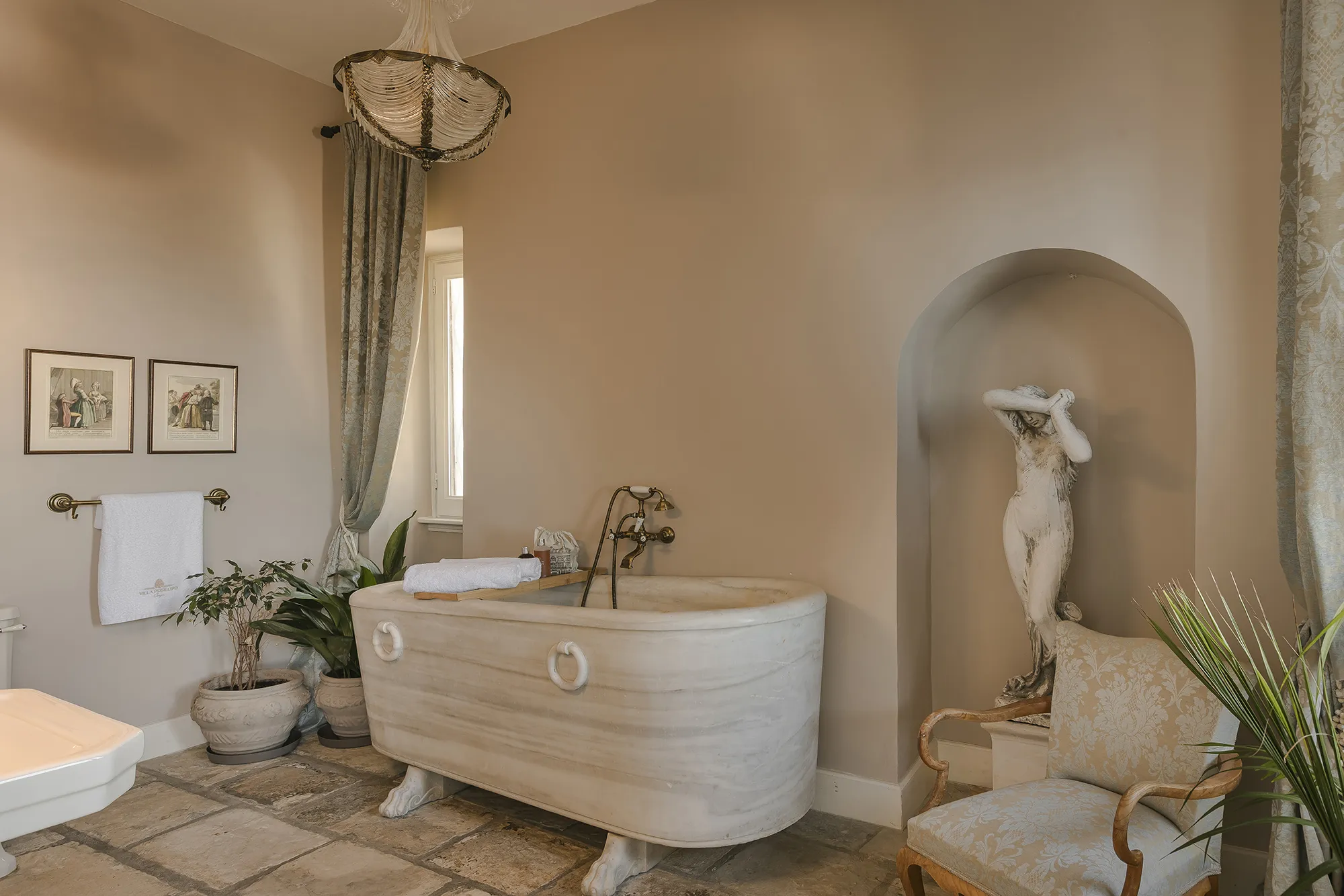 The antique marble-tub, a majestic masterpiece in Sisi bathroom.